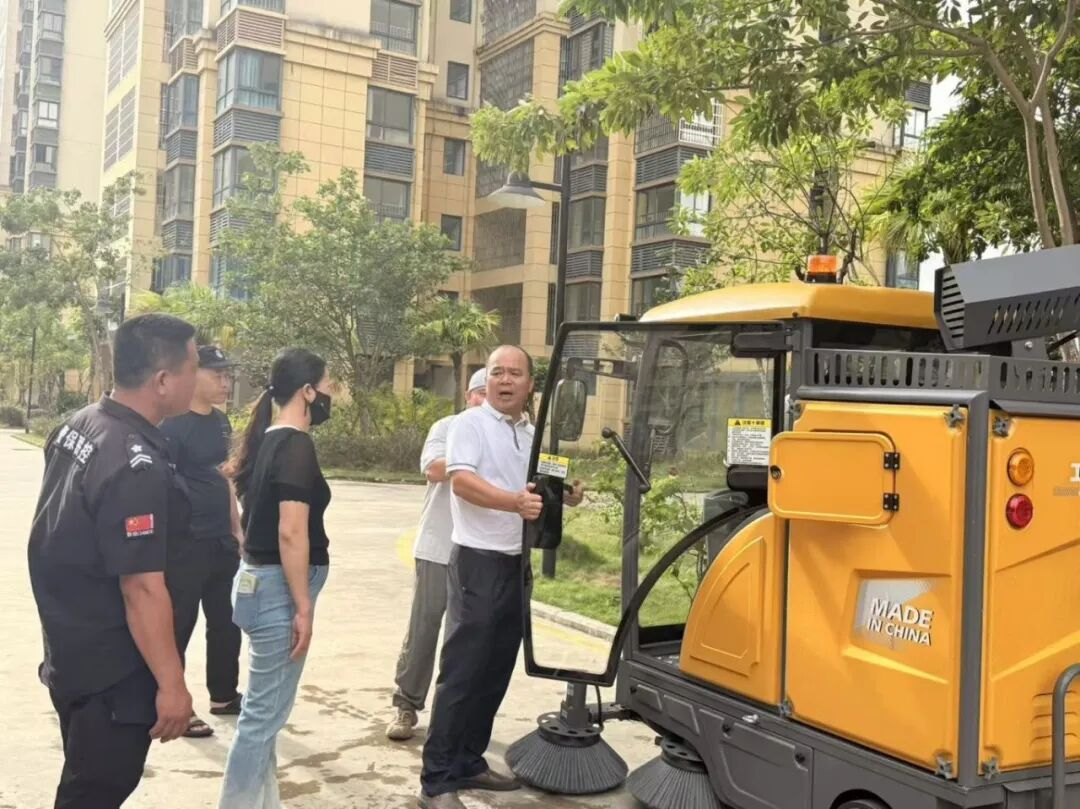“新同事”來了！智能掃地車正式“入職”南新